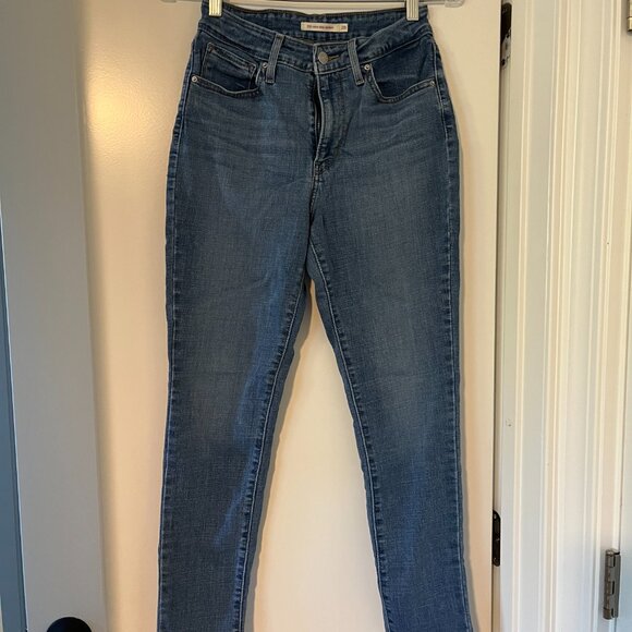 Levi's 721 High Rise Skinny Women's Jeans in Medium Wash - Picture 2 of 5